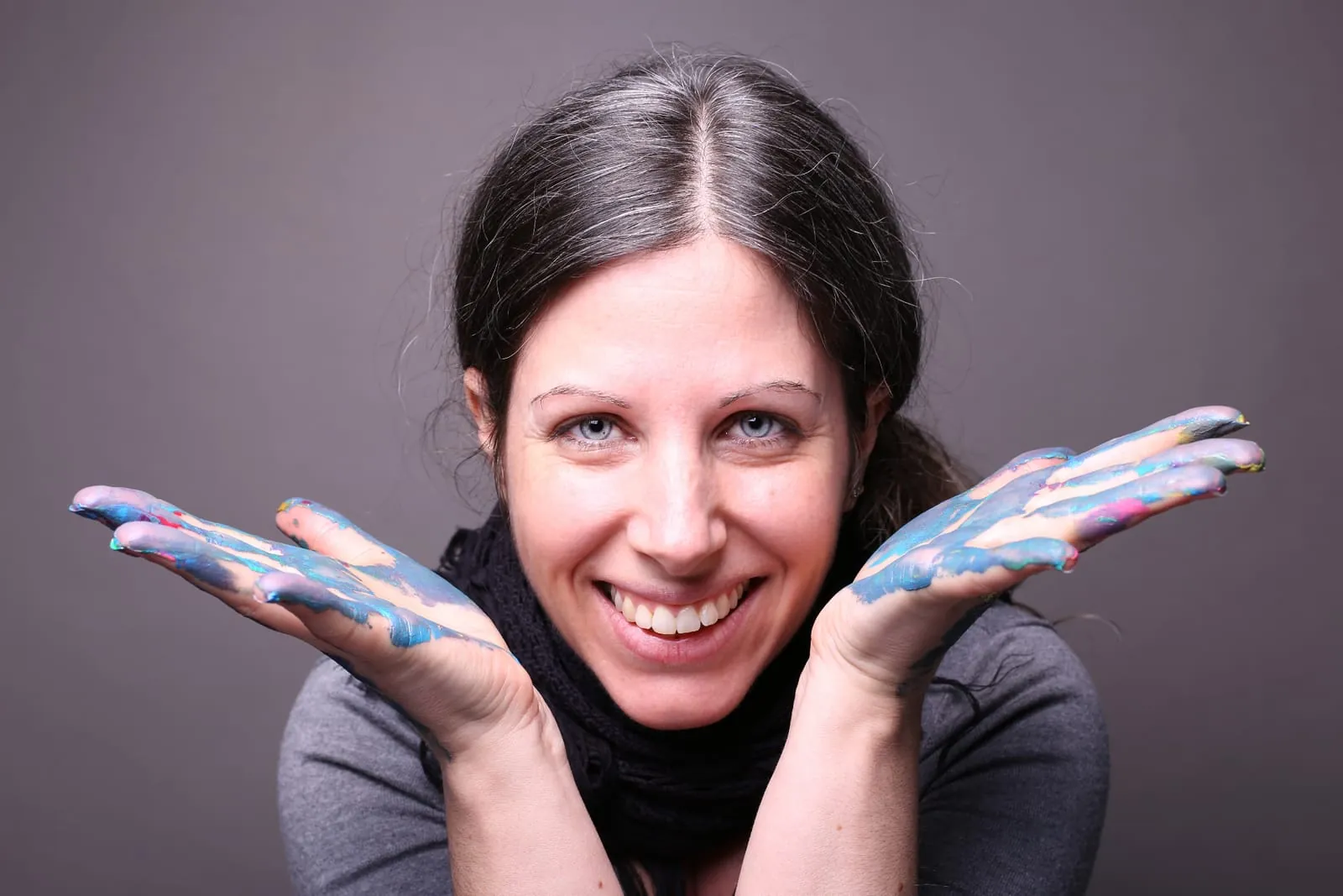 Ursula Strobl lacht mit offenen, farbigen Händen